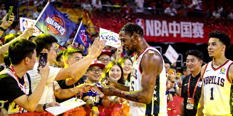 NBA中国赛体育策划活动现场篮球运动员与球迷互动